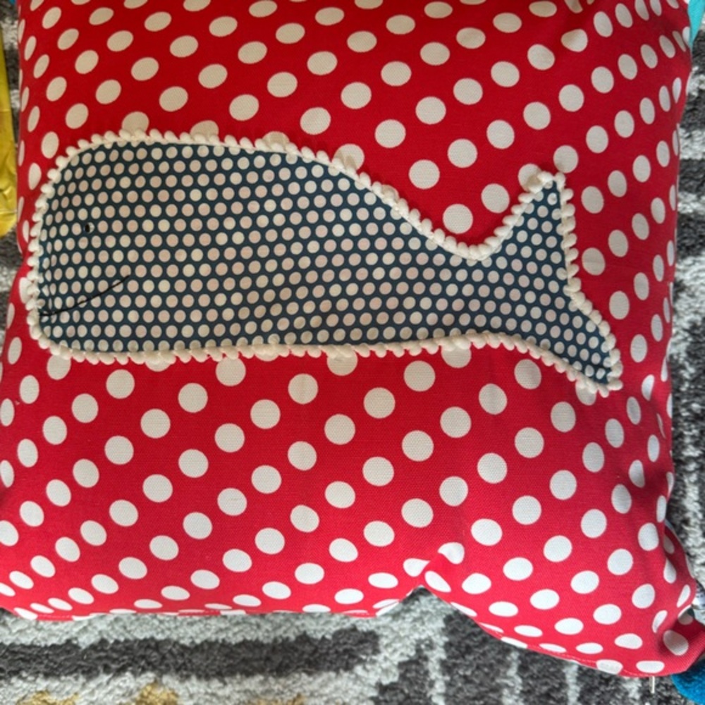 The cutest whale pillow in coordinating polkadots and pom-poms on the corners🐳